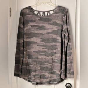 Maurice’s Women’s Top Size M, Plum Camo print with back cut-out detail, NWT
